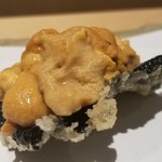 にい留 - (20)海苔、赤雲丹(三重県産)のせ
      海苔をパリッと揚げて、赤雲丹がどっさり
      先ずは赤雲丹を一つ、舌にのせて5秒ホールド。
      上質な甘みが拡がります。
      そして、おもむろに海苔天と大盛り雲丹をひと口で。