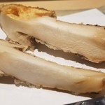 にい留 - (21)松茸(メキシコ産)
      衣を付ける前に隠し包丁を適度に入れてから、揚げられます。
      十字に包丁を入れ4分割になると湯気が薫りと共に立ち昇ります。
      シャキシャキ食感と薫り、そして穏やかな甘み。