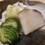 にい留 - (24)香の物
      自然薯と胡瓜とキャベツ？
      あっさりした浅漬け
      〆の天丼に合っています。