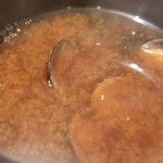 にい留 - (25)蜆の赤出汁
      蜆の赤出汁も良い味わい。
      温かいものを頂くとホッとすると同時に終わっちゃう！との切なさにも襲われます。