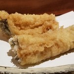 にい留 - (22)真穴子(三重県伊勢若松産)
      真穴子の産卵期は初夏～初秋、旬は夏～秋。
      産卵適齢期の穴子は南鳥島に旅立つので良い穴子を探すのが難しい。
      尻尾は塩で、お腹は天つゆで
      真穴子の豊かな旨みが拡がります