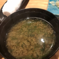 築地青空三代目 本店 - おまかせ握り２代目３２００円。お味噌汁。