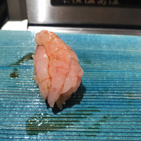 築地青空三代目 本店 - おまかせ握り２代目３２００円。甘エビ。三尾づけの握りです。頬張ると海老の甘みが口一杯に広がり、思わず、美味しい〜、と声が出ます（笑）
                    とーっても美味しかったです（╹◡╹）