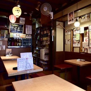 昭和の居酒屋空間で、同僚や友人、気の合う仲間とゆったり、くつろいでください