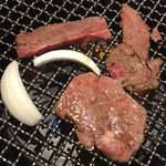 神田焼肉 俺の肉 - 黒毛和牛カルビ 焼いてます。