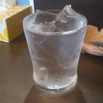 家庭料理居酒屋 よってって - お冷まで表面張力かい❗️( ´∀`)