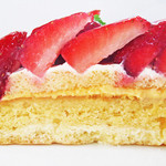 ケーキ ヒナタ - 苺のタルトの断面。