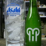 カミヤ - 木製のカウンターも良い感じですし、３５０円のホッピーに３００円のチューハイ。