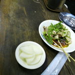 カミヤ - 木製のカウンターも良い感じですし、３５０円のホッピーに３００円のチューハイ。