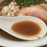 らーめん佳 - スープは濃厚な鷄ベースに強い魚介かな？
                                骨と隋の味もします。