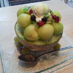 天ぷら 和牛すき焼専門 もりした - まるごとメロンの果実盛り氷