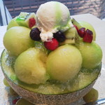 天ぷら 和牛すき焼専門 もりした - まるごとメロンの果実盛り氷のアップ