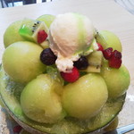 天ぷら 和牛すき焼専門 もりした - まるごとメロンの果実盛り氷のアップ