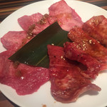 Yakiniku Tonri - カルビとロースです　ちょっと量が少ないかな