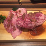 Yakiniku Tonri - 分厚いハラミ　横位置のお肉は厚かったですが脇の肉は薄い肉が巻いてありました