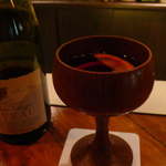 バー オープンドア B2 - ホットワイン。木製のワイングラスが温かい雰囲気