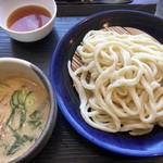 武蔵野うどん 竹國 - 冷汁うどん
            (左上はセルフコーナーにあった かけつゆです。)
            