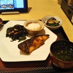 大戸屋 - 沖目鯛の炭火焼き定食＋じゃこ＋ほうれん草のお浸し