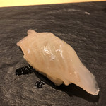 Shou - おまかせ４６００円。マコガレイ。昆布締めしたものを塩味でいただきます。こちらの白身は、いつ、何を食べても、裏切らない美味しさです（╹◡╹）
                        今、食べたい。。。（笑）