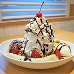 Eggsn Things - バナナスプリットパンケーキ　1,500円
                        2019年8月1日〜9月1日の期間限定