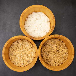 Three types of rice and three types of vinegar carefully selected by visiting the production areas.