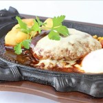 【極みのコク】デミ味噌＆チーズハンバーグ温玉添とオムライス 1,900円（税込 2,090円）