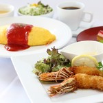 【王道の洋食セット】エビフライとお好きなソースを選べるオムライス2,091円（税込 2,300円）