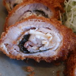 とんかつ大関 - にんにく巻きロースかつ断面アップ