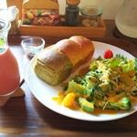 カフェ simme - ベジパンとたっぷりベジサラダ＆フレッシュスムージー