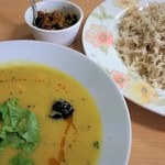 ハラールフードマルハバ - TOOR DAL。珍しく、アチャールが、別皿でついてきました。