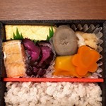 旅弁当駅弁にぎわい - おかず (焼鮭、玉子焼、春雨巾着煮、南瓜煮、ごぼう煮、人参煮、かまぼこ、柴漬)