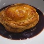 ビストロラドレ - 鴨肉のパイ包み焼き　赤ポルト酒のソース