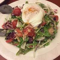 OSTERIA AL BUCO - ツナ、バケット、オリーブなど具沢山サラダ¥900