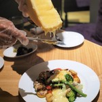 ESOLA  - "10種類の野菜とソーセージのラクレットチーズ"
