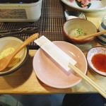 鶏焼肉東京 - お塩かポン酢かタルタルソースで頂きます