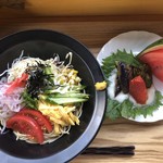 カフェアンドショップ ロータスランド - 2019/07/30
      【今週のおまかせセット】
      自家製中華麺使用 野菜たっぷり冷やし中華 550円
      ・野菜たっぷり冷やし中華
      ・夏野菜のオーブン焼き
      ・スイカ