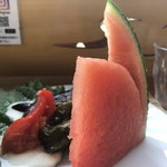 カフェアンドショップ ロータスランド - 2019/07/30
      【今週のおまかせセット】
      自家製中華麺使用 野菜たっぷり冷やし中華 550円
      ・野菜たっぷり冷やし中華
      ・夏野菜のオーブン焼き
      ・スイカ