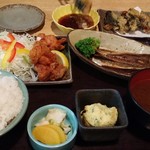 魚沼亭 - 2点盛り定食(鶏の唐揚げといわしの煮付け)