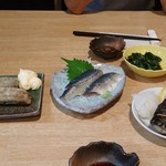 魚沼亭 - 右から鯖の塩焼きハーフ、〆いわし、こまい焼き。