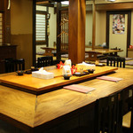 Washoku Satoyama - テーブル席（10名）と小上がり席（4～6名、4台）がございます