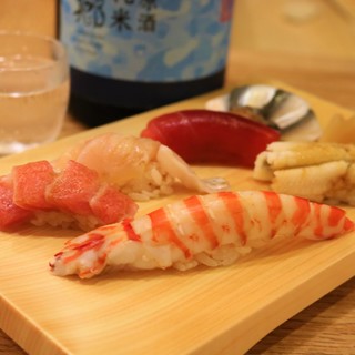 Special red vinegar that brings out the flavor of seafood.
