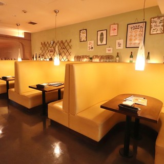 テラス席やソファー席、シーンに合わせて選べるお席をご用意