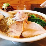 湯の台食堂 - 霜降りにぼし中華（左奥には茶色の鳥海山が！）笑