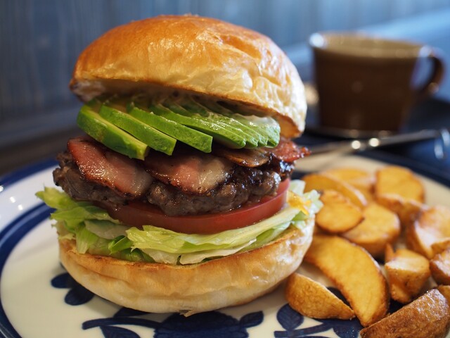 とらさんハンバーガー③ ととらべべハンバーガー 八重岳の緋寒桜で燻