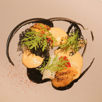 ジョンティ アッシュ - さっと炙った白いかとうに、焼きとうもろこし、甘々娘のエスプーマとイカ墨ソース
