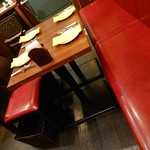 LUNA y SOL - 真っ赤なソファのテーブル席。ゆったりしてます！