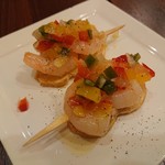 スペイン料理 ルナソル - お通しの海老と夏野菜のピンチョス。