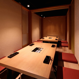 A private room exclusively for banquets with Japanese modern private rooms connected according to the number of people. For private & business