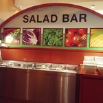 松屋 やきにく すてぇ～き - 席のすぐ隣がサラダバー。