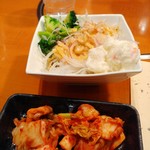 松屋 やきにく すてぇ～き - 先にサラダとキムチを取り食べて待ちます。